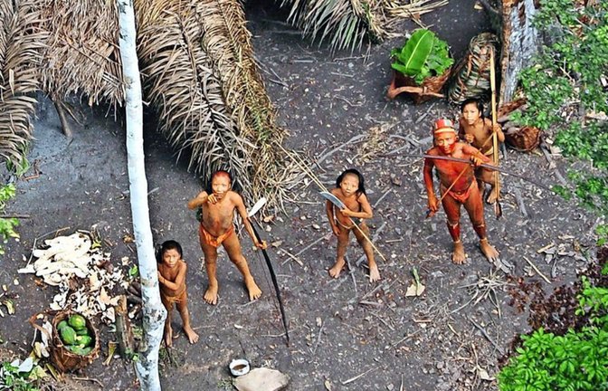 Dieses Foto zeigt fünf Mitglieder einer unkontaktierten indigenen Gruppe, die im Jahr 2008 im brasilianischen Amazonas-Gebiet von einem Flugzeug aufgenommen wurde.<span class='image-autor'>Foto: dpa</span>
