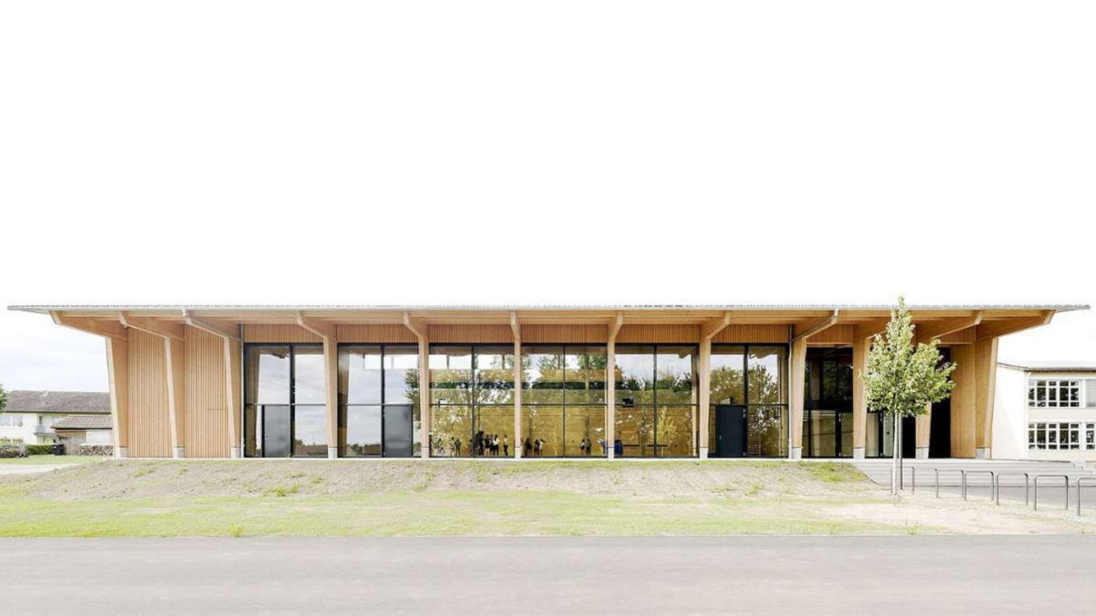 Wie ursprünglich, nur transparenter: Die neu gestaltete Südseite ist vollverglast. Die großzügige Dachauskragung fungiert auch als überdachte Terrasse. Das Holztragwerk prägt den neuen Entwurf.Foto: Brigida González Wie ursprünglich, nur transparenter: Die neu gestaltete Südseite ist vollverglast. Die großzügige Dachauskragung fungiert auch als überdachte Terrasse. Das Holztragwerk prägt den neuen Entwurf.Foto: Brigida González