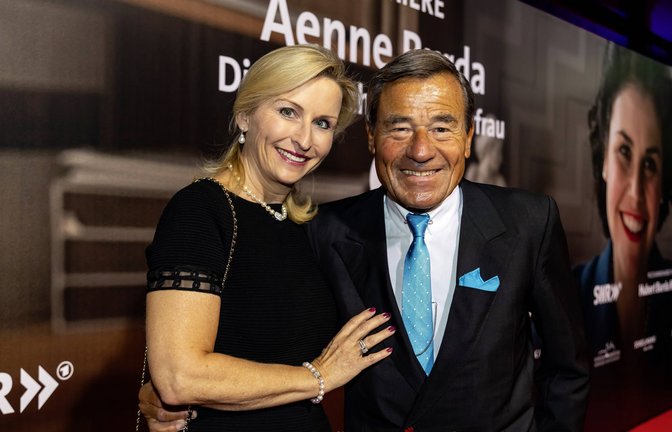 Wolfgang Grupp und seine Frau Elisabeth: Jahrzehnte verheiratet und  immer noch verliebt. (Archivbild)<span class='image-autor'>Foto: imago/Arnulf Hettrich</span>