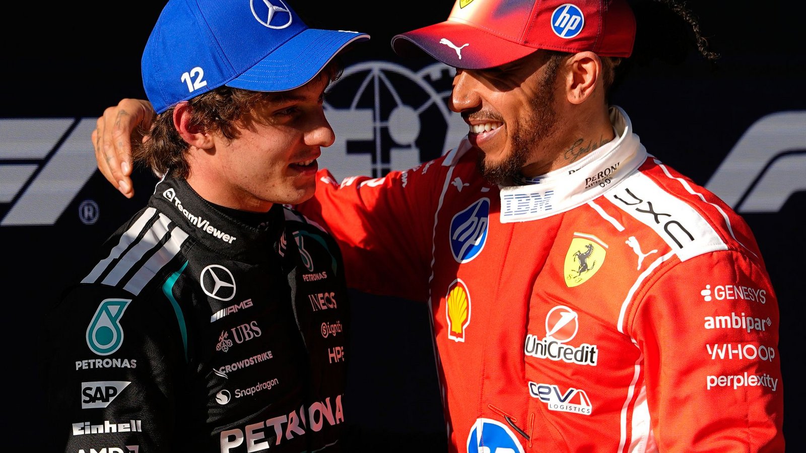 Antonelli (l) übernahm bei Mercedes das Cockpit von Hamilton. (Archivbild)Foto: Vincent Thian/AP/dpa