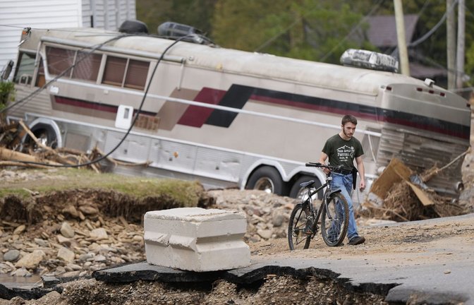 Ein Anwohner geht nach dem Hurrikan „Helene“ in Pensacola (North Carolina), zu seinem völlig verwüsteten Haus.<span class='image-autor'>Foto: AP/dpa/Mike Stewart</span>