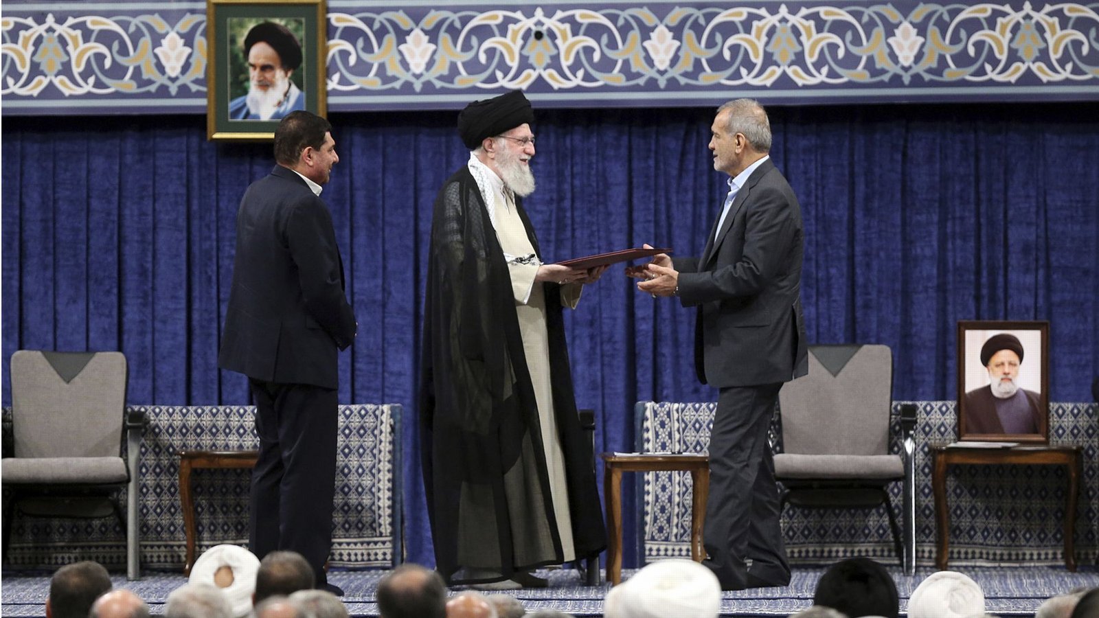 Irans Religionsführer Ajatollah Ali Chamenei (M) gibt dem neu gewählten iranischen Präsidenten Massud Peseschkian sein offizielles Gütesiegel.Foto: dpa/Uncredited Irans Religionsführer Ajatollah Ali Chamenei (M) gibt dem neu gewählten iranischen Präsidenten Massud Peseschkian sein offizielles Gütesiegel.Foto: dpa/Uncredited