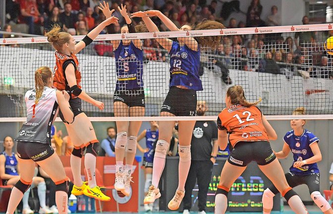 Teresa Ziegenbalg überwindet den Block von Lydia Grote und Lucia Varela: Die Stuttgarter Volleyballerinnen  scheitern im Play-off-Halbfinale gegen den Dresdner SC.<span class='image-autor'>Foto: /Matthias Rietschel</span>