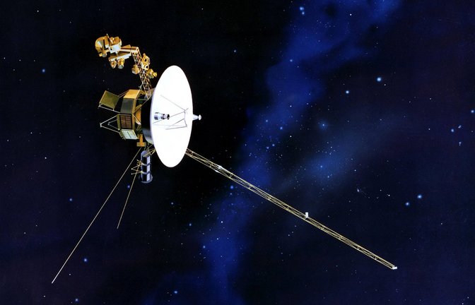 Eine Illustration der Voyager 1: An Bord sind auch Souvenirs – für den Fall, dass sie Außerirdischen in die Hände fällt.<span class='image-autor'>Foto: imago//NASA</span>