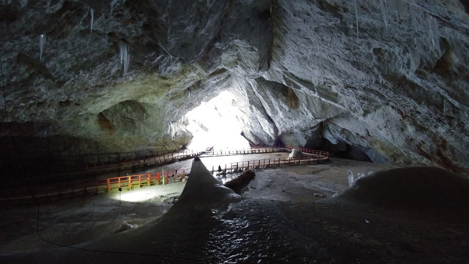 In der Scarisoara-Eishöhle in Rumänien haben Forschende einen 5.000 Jahre lang eingefrorenes Bakterium entdeckt, das gleich gegen zehn modernen Antibiotika resistent ist.Foto: © Paun V.I. In der Scarisoara-Eishöhle in Rumänien haben Forschende einen 5.000 Jahre lang eingefrorenes Bakterium entdeckt, das gleich gegen zehn modernen Antibiotika resistent ist.Foto: © Paun V.I.