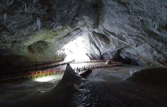 In der Scarisoara-Eishöhle in Rumänien haben Forschende einen 5.000 Jahre lang eingefrorenes Bakterium entdeckt, das gleich gegen zehn modernen Antibiotika resistent ist.<span class='image-autor'>Foto: © Paun V.I.</span>