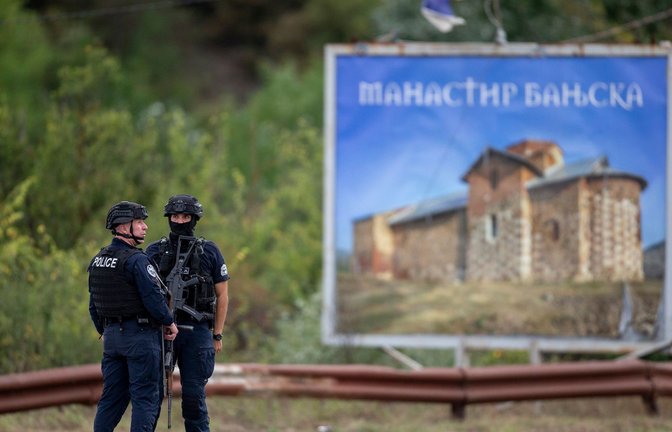 Polizisten aus dem Kosovo sichern eine Kreuzung die zum Banjska-Kloster führt.<span class='image-autor'>Foto: Visar Kryeziu/AP/dpa</span>