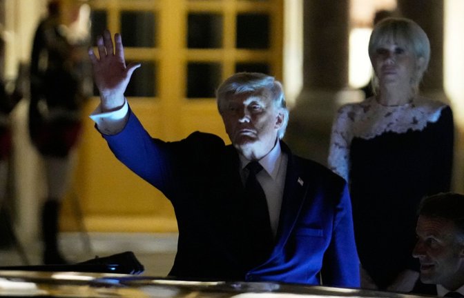 US-Präsident Donald Trump verlässt nach einem Abendessen das Schloss Versailles.<span class='image-autor'>Foto: Michel Euler/Pool AP/AP/dpa/Michel Euler</span>