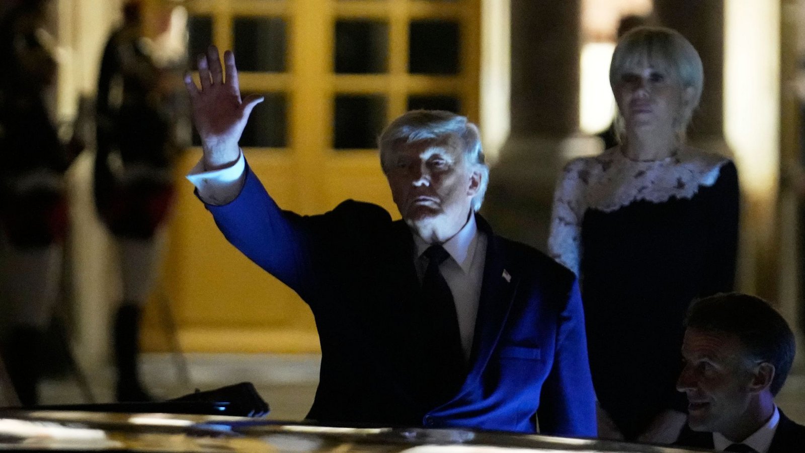 US-Präsident Donald Trump verlässt nach einem Abendessen das Schloss Versailles.Foto: Michel Euler/Pool AP/AP/dpa/Michel Euler US-Präsident Donald Trump verlässt nach einem Abendessen das Schloss Versailles.Foto: Michel Euler/Pool AP/AP/dpa/Michel Euler