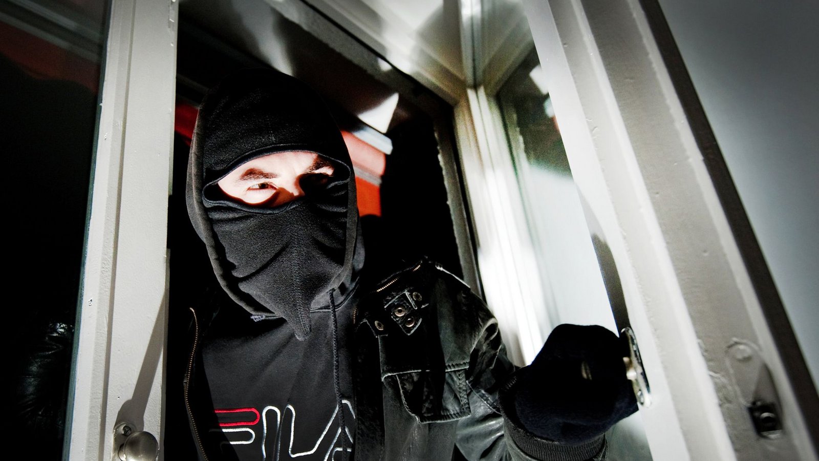 Weit kam der Einbrecher in Balingen nicht. Er wurde kurz nach der Tat festgenommen. (Symbolbild)Foto: dpa/Andreas Gebert Weit kam der Einbrecher in Balingen nicht. Er wurde kurz nach der Tat festgenommen. (Symbolbild)Foto: dpa/Andreas Gebert