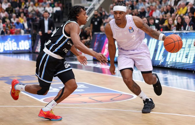 Stef Smith (re.) von den MHP Riesen Ludwigsburg im Sondertrikot  gegen LJ Thorpe von den Hamburg Towers<span class='image-autor'>Foto: Baumann/Julia Rahn</span>
