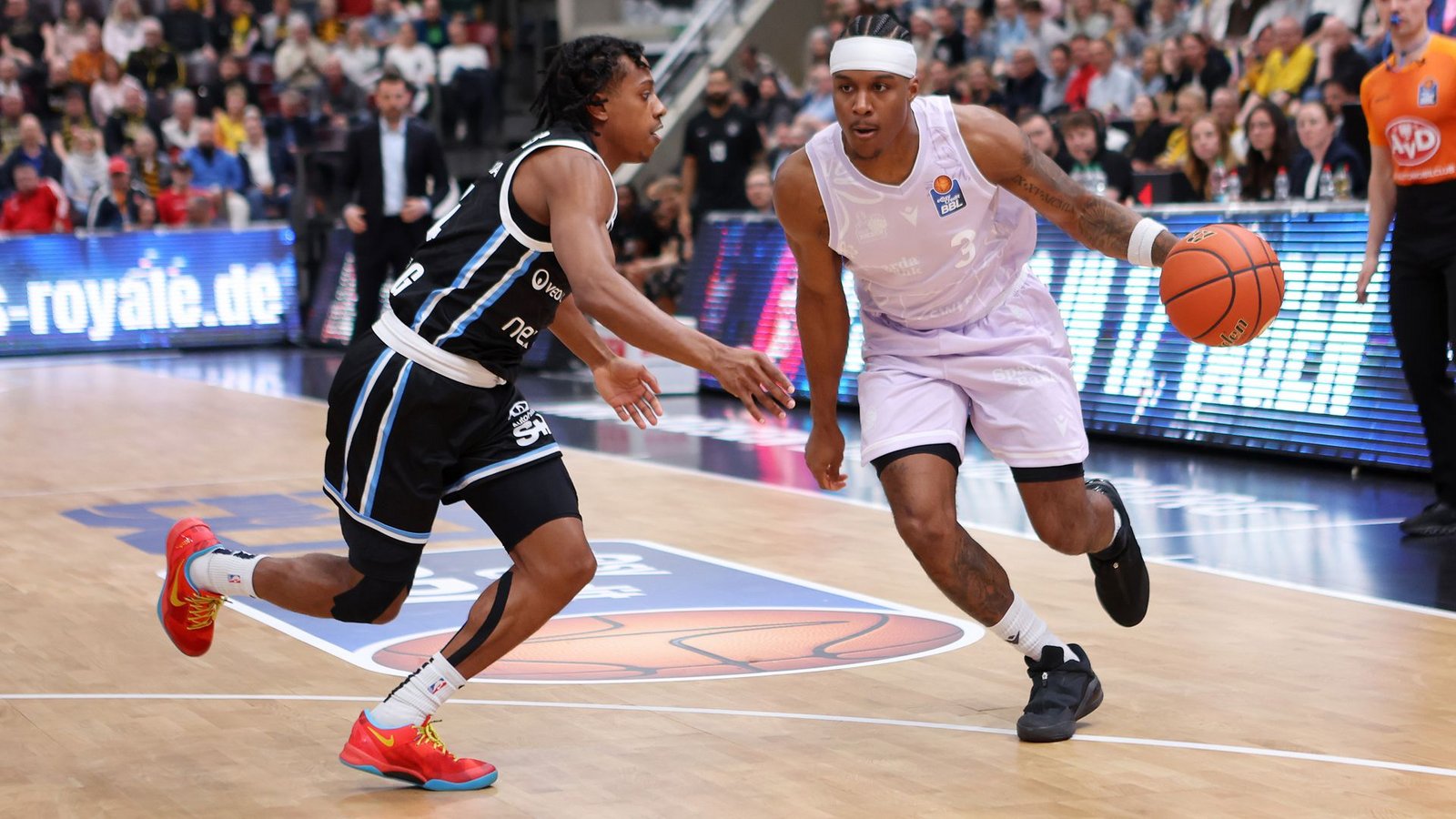 Stef Smith (re.) von den MHP Riesen Ludwigsburg im Sondertrikot  gegen LJ Thorpe von den Hamburg TowersFoto: Baumann/Julia Rahn