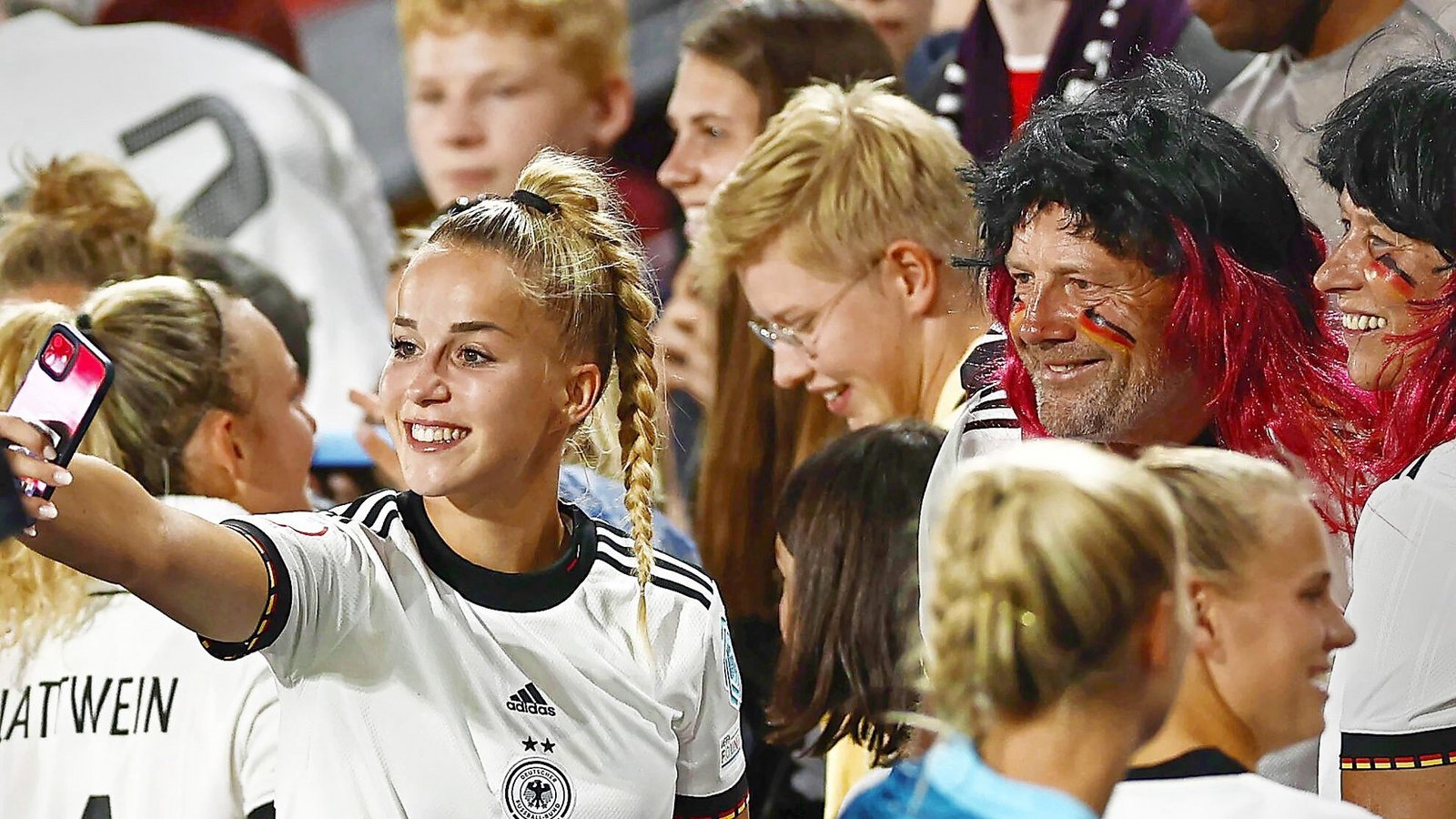 Die deutschen Frauen (hier Giulia Gwinn) und ihre Fans sind wie eine FamilieFoto: IMAGO/HMB-Media/IMAGO/Heiko Becker