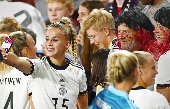 Die deutschen Frauen (hier Giulia Gwinn) und ihre Fans sind wie eine Familie<span class='image-autor'>Foto: IMAGO/HMB-Media/IMAGO/Heiko Becker</span>