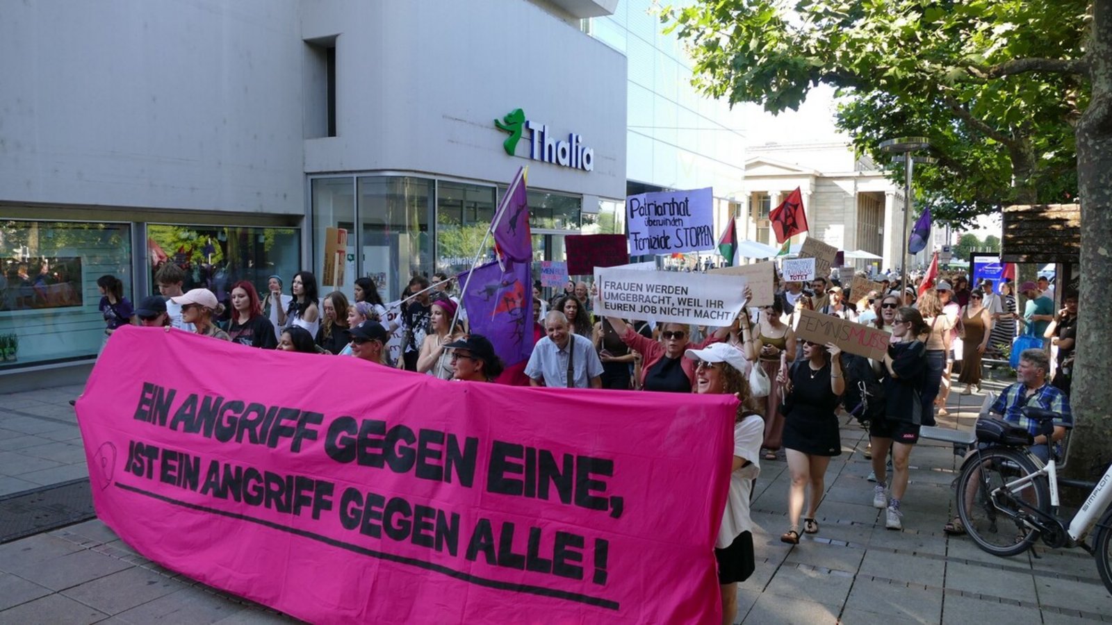 An diesem Sonntagabend gingen in Stuttgart zwischen 150 und 200 Menschen auf die Straße, um gegen Gewalt an Frauen zu protestieren.Foto: Torsten Schöll