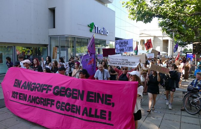 An diesem Sonntagabend gingen in Stuttgart zwischen 150 und 200 Menschen auf die Straße, um gegen Gewalt an Frauen zu protestieren.<span class='image-autor'>Foto: Torsten Schöll</span>