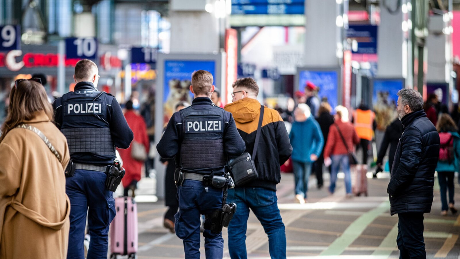 Kontrolliert die Polizei – hier am Stuttgarter Hauptbahnhof – bald auch im größeren Stil in den Zügen auf der Suche nach Waffen?Kontrolliert die Polizei – hier am Stuttgarter Hauptbahnhof – bald auch im größeren Stil in den Zügen auf der Suche nach Waffen?Foto: dpa/Christoph Schmidt Kontrolliert die Polizei – hier am Stuttgarter Hauptbahnhof – bald auch im größeren Stil in den Zügen auf der Suche nach Waffen?Kontrolliert die Polizei – hier am Stuttgarter Hauptbahnhof – bald auch im größeren Stil in den Zügen auf der Suche nach Waffen?Foto: dpa/Christoph Schmidt