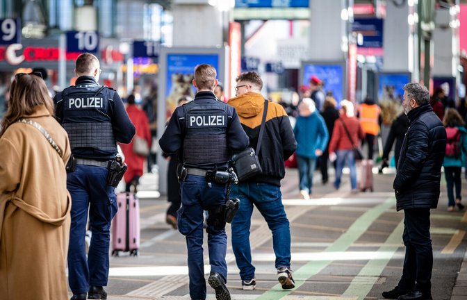 Kontrolliert die Polizei – hier am Stuttgarter Hauptbahnhof – bald auch im größeren Stil in den Zügen auf der Suche nach Waffen?Kontrolliert die Polizei – hier am Stuttgarter Hauptbahnhof – bald auch im größeren Stil in den Zügen auf der Suche nach Waffen?<span class='image-autor'>Foto: dpa/Christoph Schmidt</span>