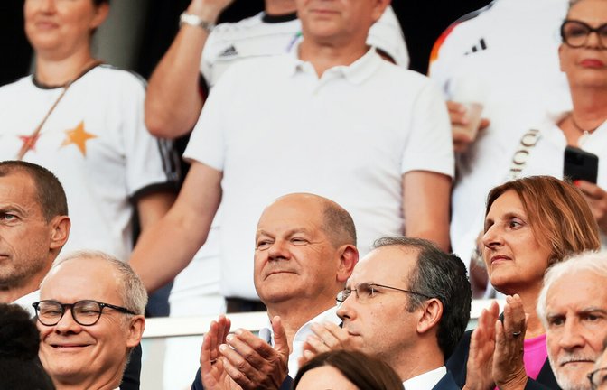 Wie beim Ungarn-Spiel kommt Kanzler Olaf Scholz (Mitte) nach Stuttgart.<span class='image-autor'>Foto: /Robin Rudel</span>