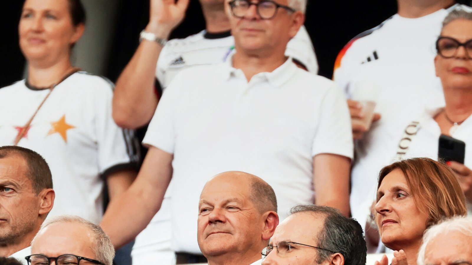 Wie beim Ungarn-Spiel kommt Kanzler Olaf Scholz (Mitte) nach Stuttgart.Foto: /Robin Rudel