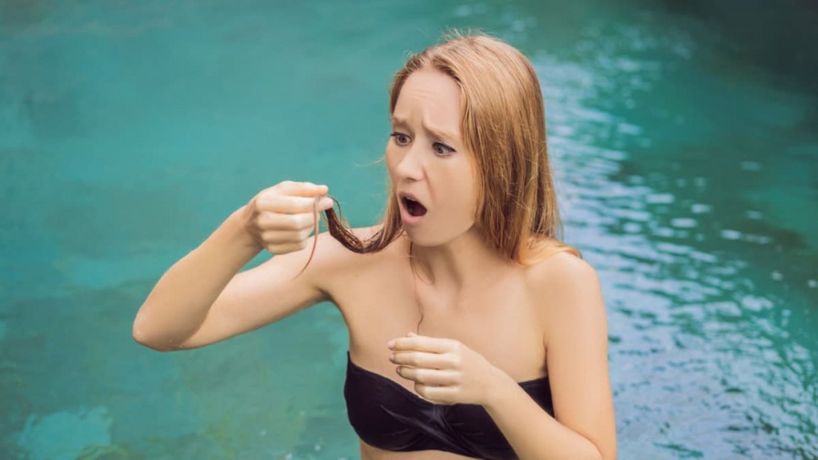 Pool- und Meerwasser trocknet die Haare aus. Mit einer vorbereitenden Pflege kann Schäden vorgebeugt werden.galitskaya / iStock via Getty Images Pool- und Meerwasser trocknet die Haare aus. Mit einer vorbereitenden Pflege kann Schäden vorgebeugt werden.galitskaya / iStock via Getty Images