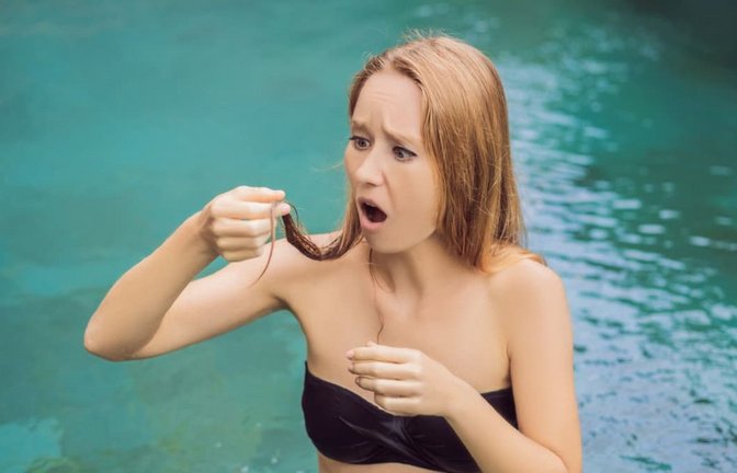Pool- und Meerwasser trocknet die Haare aus. Mit einer vorbereitenden Pflege kann Schäden vorgebeugt werden.<span class='image-autor'>galitskaya / iStock via Getty Images</span>