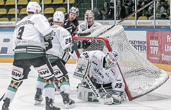 Sinisa Martinovic (vorne) hat in höchster Bedrängnis sein Tor verschoben, doch am Ende zogen die Steelers ins DEL-2-Finale ein. Foto: Simecek