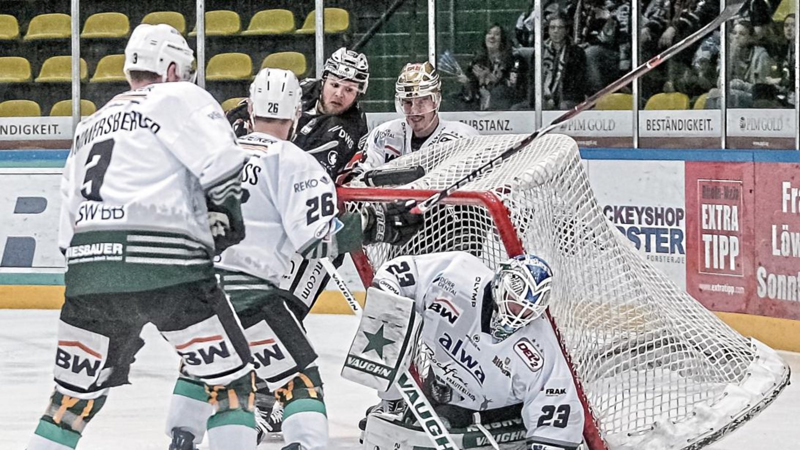 Sinisa Martinovic (vorne) hat in höchster Bedrängnis sein Tor verschoben, doch am Ende zogen die Steelers ins DEL-2-Finale ein. Foto: Simecek Sinisa Martinovic (vorne) hat in höchster Bedrängnis sein Tor verschoben, doch am Ende zogen die Steelers ins DEL-2-Finale ein. Foto: Simecek