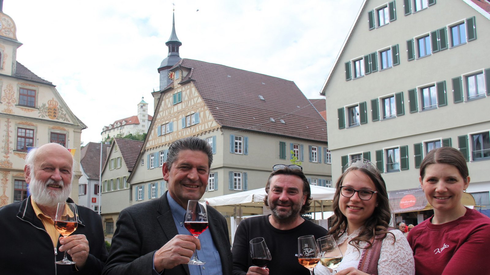 Hoch die Gläser! Sie freuen sich aufs Weindorf in Vaihingen (von links): Wilfried Breit (in-Vai), Bürgermeister-Stellvertreter Eberhard Zucker, Michael Eisinger (in-Vai), Vaihingens Weinkönigin Maike Schillinger und Mara Walz (Weinlöwen). Foto: Kauer