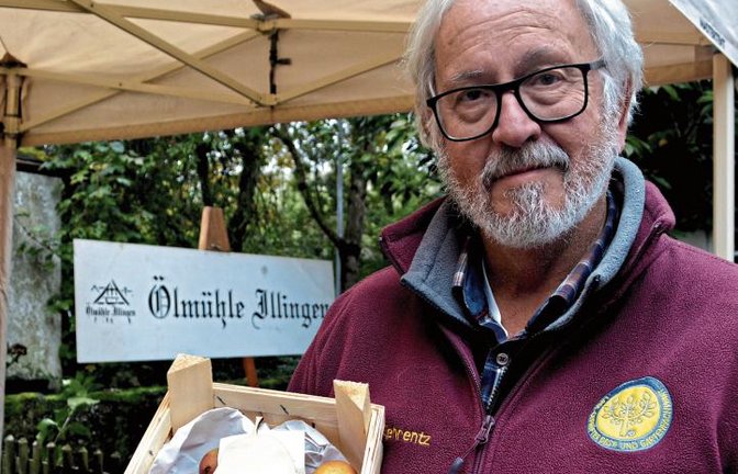 Bernhard Fehrentz präsentiert die Illinger Schnitzbirne. Fotos: Stahlfeld
