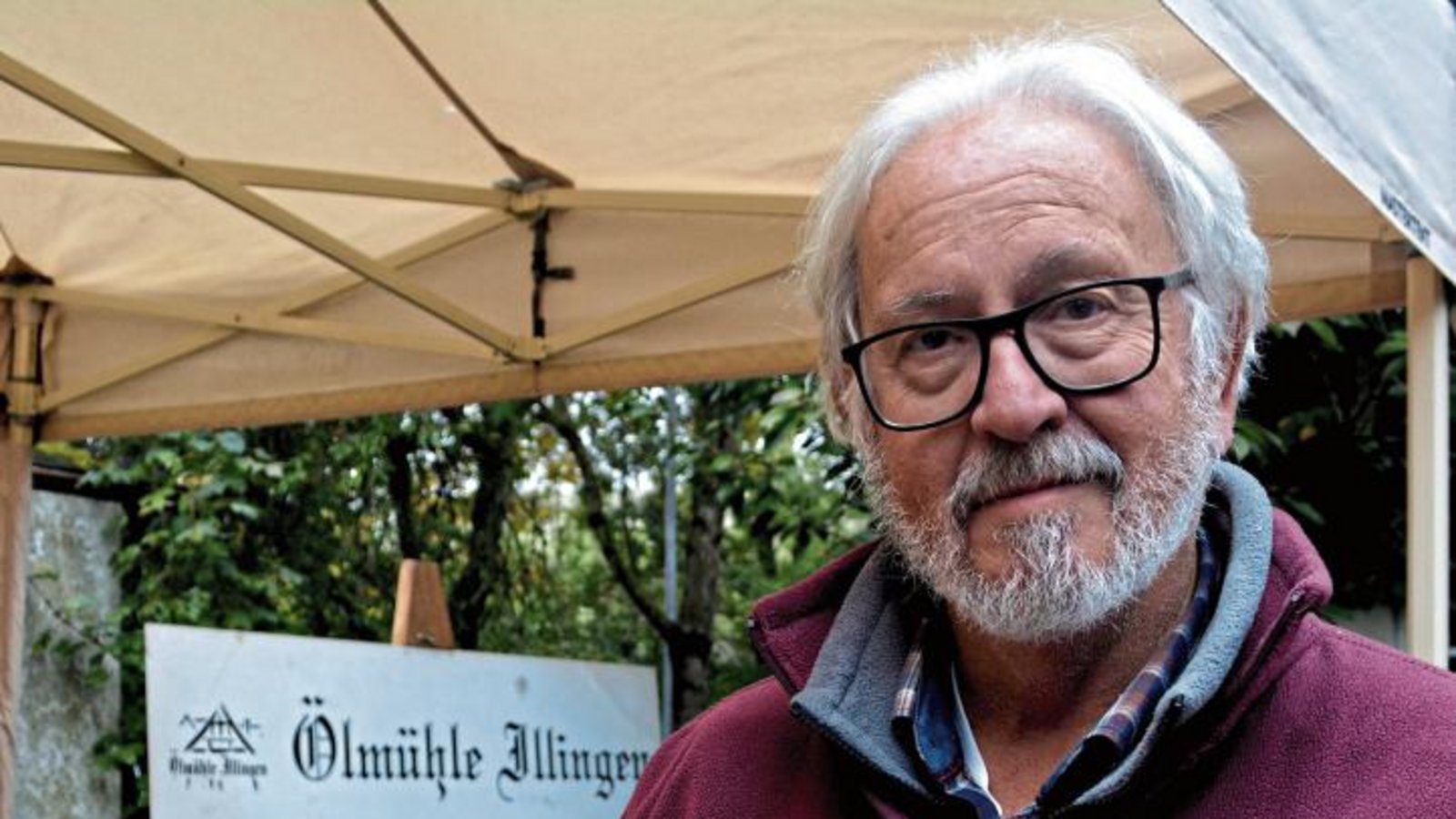 Bernhard Fehrentz präsentiert die Illinger Schnitzbirne. Fotos: Stahlfeld Bernhard Fehrentz präsentiert die Illinger Schnitzbirne. Fotos: Stahlfeld