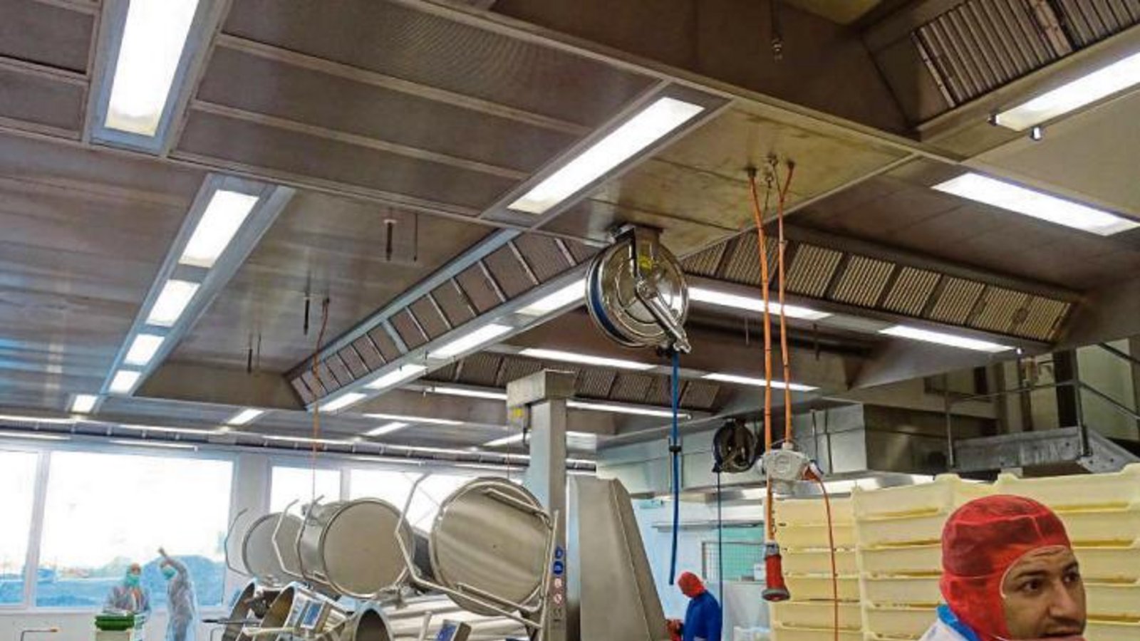 Edelstahl-Lüftungsdecke aus Sersheim in einer großen Krankenhausküche. Foto: p Edelstahl-Lüftungsdecke aus Sersheim in einer großen Krankenhausküche. Foto: p