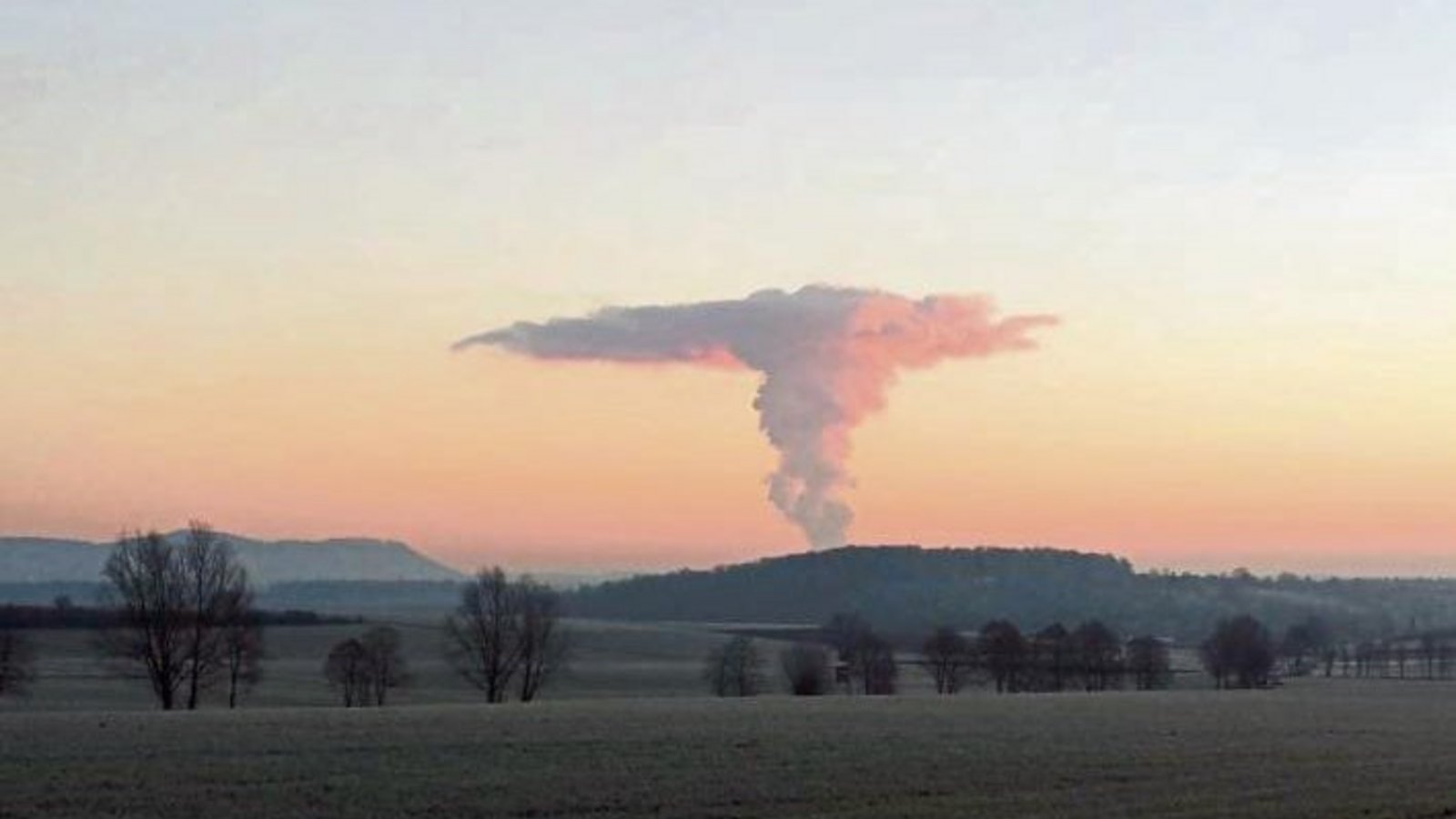 Dieses Bild hat Achim Salomon gestern kurz nach 7 Uhr kurz vor Horrheim auf dem Weg nach Bönnigheim aufgenommen. „Wie Sie sehen, ist hier deutlich Neckarwestheim zu sehen, verursacht durch eine inverse Wetterlage“, schreibt er. Dieses Bild hat Achim Salomon gestern kurz nach 7 Uhr kurz vor Horrheim auf dem Weg nach Bönnigheim aufgenommen. „Wie Sie sehen, ist hier deutlich Neckarwestheim zu sehen, verursacht durch eine inverse Wetterlage“, schreibt er.