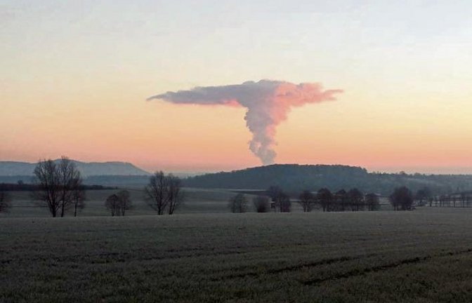 Dieses Bild hat Achim Salomon gestern kurz nach 7 Uhr kurz vor Horrheim auf dem Weg nach Bönnigheim aufgenommen. „Wie Sie sehen, ist hier deutlich Neckarwestheim zu sehen, verursacht durch eine inverse Wetterlage“, schreibt er.