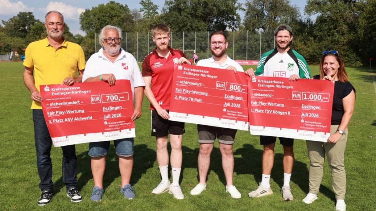 Über die Ehrung freuten sich, von links: EZ-Sportchef Sigor Paesler, Stephan  Baisch vom ASV Aichwald, Dirk Schimmele vom TB Ruit, Felix Maisch, Regionaldirektor Privatkunden Fildern der Kreissparkasse Esslingen-Nürtingen, Kevin Heinze vom TSV Köngen und Melanie Utler, Filialleiterin  der Kreissparkasse in Ruit.Herbert Rudel