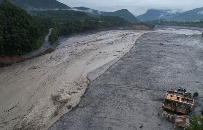 Die Zahl der Sturzflut-Toten in Nepal ist auf mehr als 1000 gestiegen.<span class='image-autor'>Rajesh Kumar Singh/AP/dpa</span>