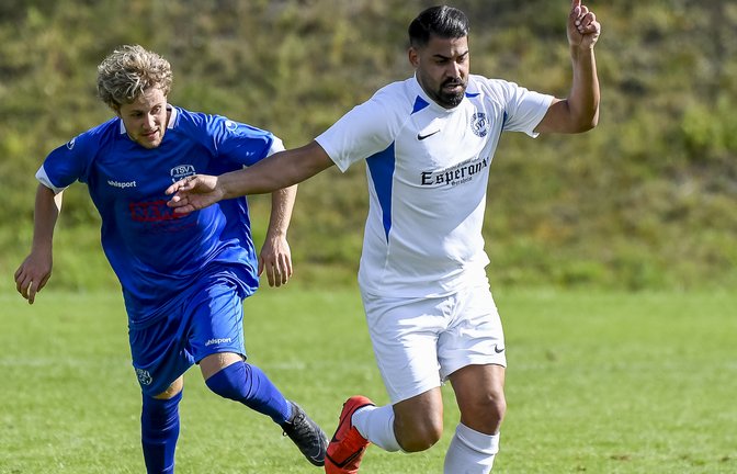 Hier entwischt Tekin Cadir (rechts) vom SV Illingen seinem Bönnigheimer Gegenspieler. Zu einem Punktgewinn hat es bislang allerdings noch nicht gereicht. <span class='image-autor'>Foto: Leitner</span>