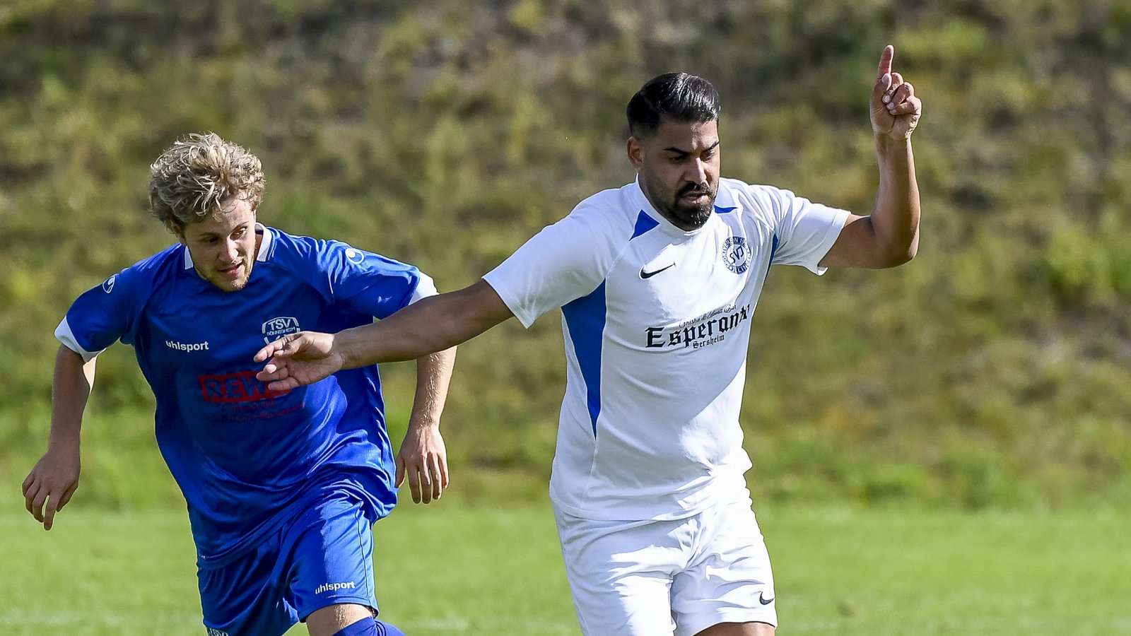Hier entwischt Tekin Cadir (rechts) vom SV Illingen seinem Bönnigheimer Gegenspieler. Zu einem Punktgewinn hat es bislang allerdings noch nicht gereicht. Foto: Leitner