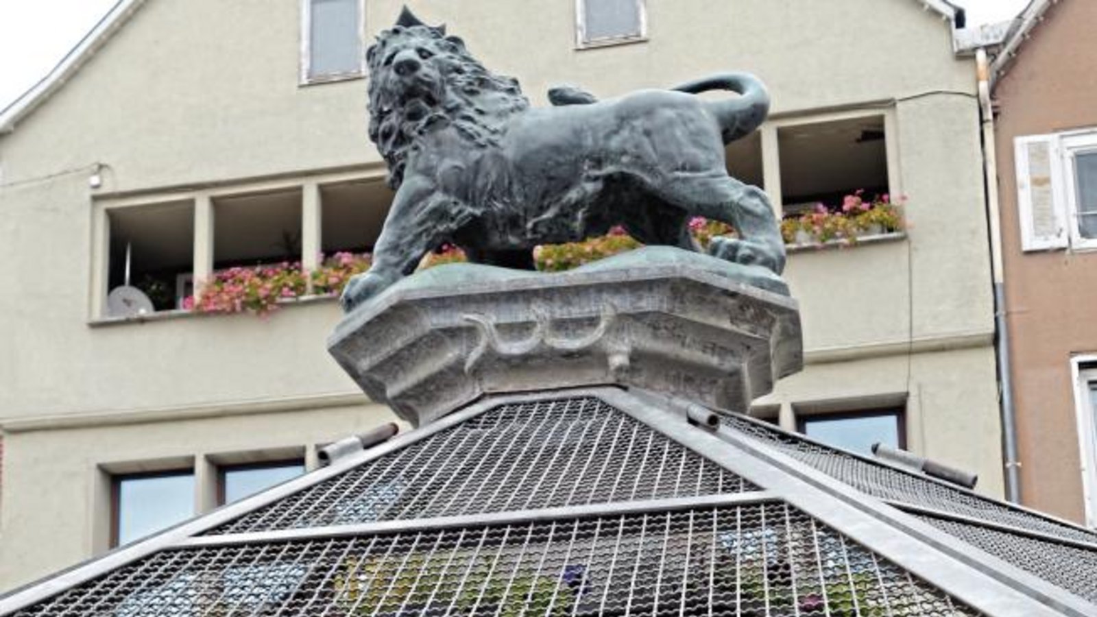 Premiere? Gut bewacht und hinter Gittern ist die Herbstbepflanzung des Vaihinger Marktbrunnens zu erahnen. Foto: Rücker Premiere? Gut bewacht und hinter Gittern ist die Herbstbepflanzung des Vaihinger Marktbrunnens zu erahnen. Foto: Rücker