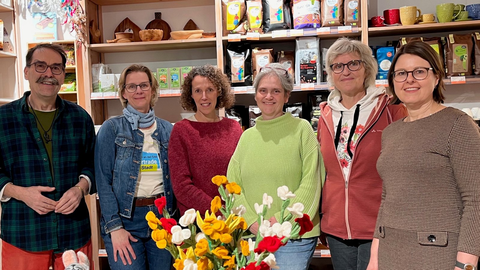 Sie treten in Vaihingen für den Fairen Handel ein (von links): Eugen Schütz, Saskia Rudnau, Andrea Nast, Viola Sternberger, Birgit Steinert und Cornelia Geidel. Foto: pv Sie treten in Vaihingen für den Fairen Handel ein (von links): Eugen Schütz, Saskia Rudnau, Andrea Nast, Viola Sternberger, Birgit Steinert und Cornelia Geidel. Foto: pv