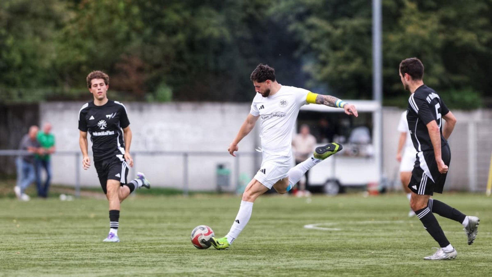 VFBOEZ-Kapitän Okan Turp zieht einfach mal ab – und trifft zum 3:2‑Endstand.Carsten Riedl