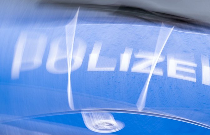Der Schriftzug «Polizei» auf der Kühlerhaube eines Autos. (zu dpa: «Dreijähriges Kind stirbt nach Unfalltod des Vaters»)<span class='image-autor'>Soeren Stache/dpa</span>