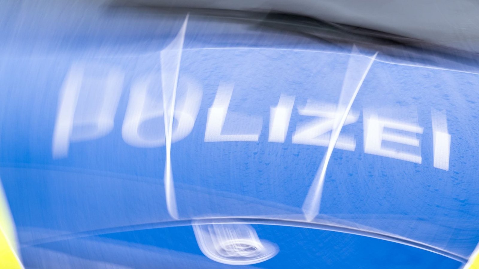 Der Schriftzug «Polizei» auf der Kühlerhaube eines Autos. (zu dpa: «Dreijähriges Kind stirbt nach Unfalltod des Vaters»)Soeren Stache/dpa Der Schriftzug «Polizei» auf der Kühlerhaube eines Autos. (zu dpa: «Dreijähriges Kind stirbt nach Unfalltod des Vaters»)Soeren Stache/dpa