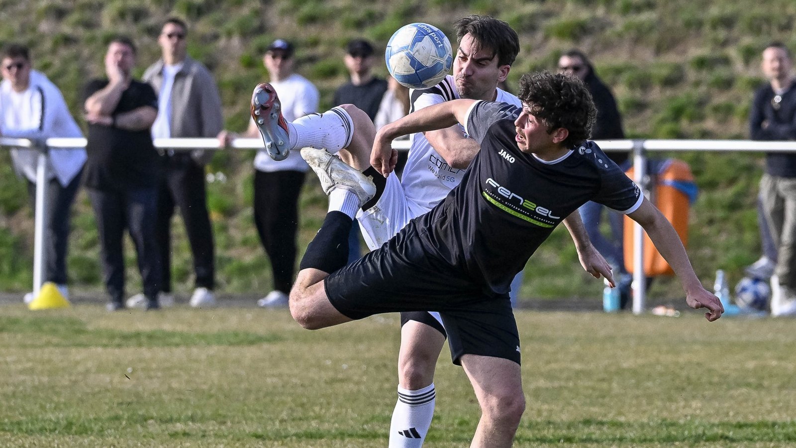 Mit guten Haltungsnoten möchte Finnley Buchenroth (vorne) von der SGM Riexingen am Sonntag glänzen. Foto: Leitner