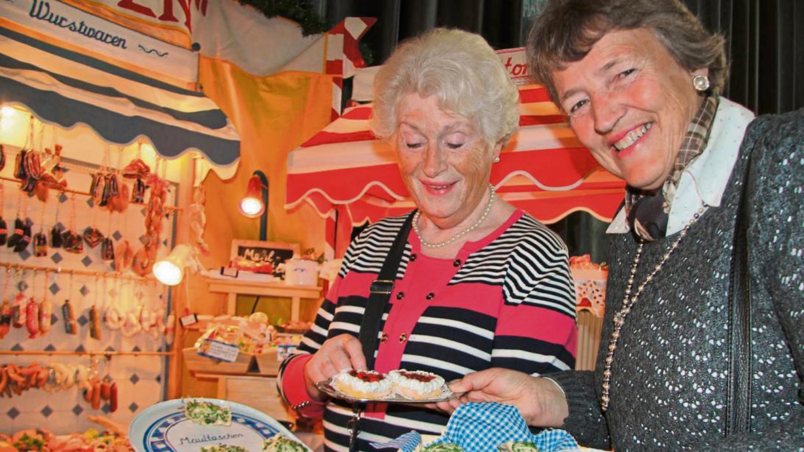 Rosemarie Böhringer (links) und Dorothea Heinrich suchten in ihrer Funktion als „Nachbarstanten“ Weihnachtsgeschenke aus. Rosemarie Böhringer (links) und Dorothea Heinrich suchten in ihrer Funktion als „Nachbarstanten“ Weihnachtsgeschenke aus.