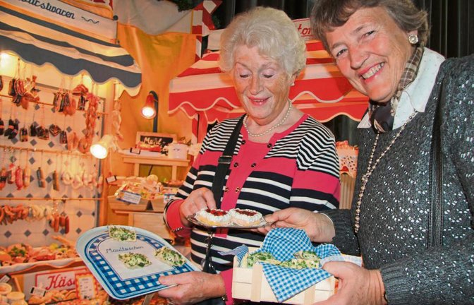 Rosemarie Böhringer (links) und Dorothea Heinrich suchten in ihrer Funktion als „Nachbarstanten“ Weihnachtsgeschenke aus.