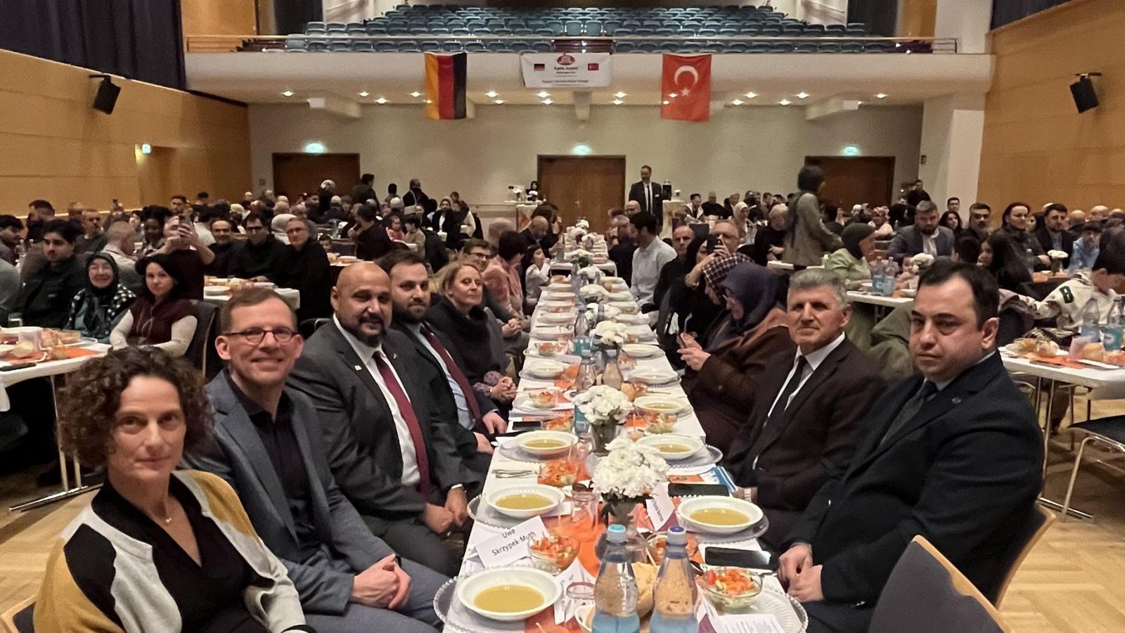 Viele Gäste aus der türkischen Gemeinschaft und Vertreter aus Politik kommen zum Fastenbrechen, darunter auch OB Uwe Skrzypek-Muth und seine Frau (links).  Fotos: Raiser