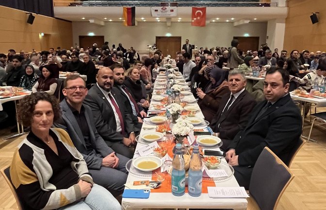 Viele Gäste aus der türkischen Gemeinschaft und Vertreter aus Politik kommen zum Fastenbrechen, darunter auch OB Uwe Skrzypek-Muth und seine Frau (links).  <span class='image-autor'>Fotos: Raiser</span>