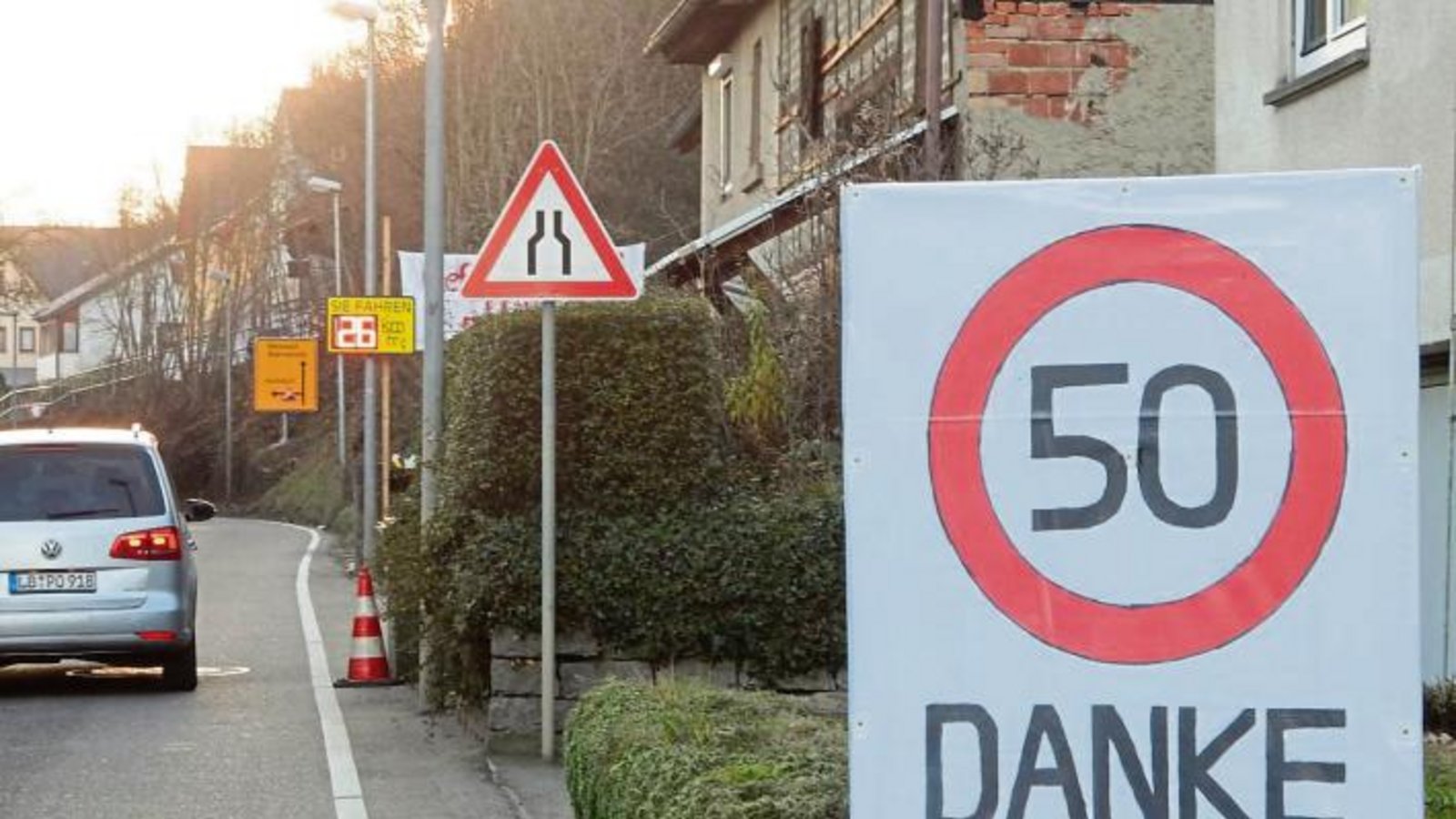 Die Anwohner an der Enzweihinger Straße in Riet führen seit vielen Jahren einen Kampf gegen die Raser. Jetzt machen sie mit Transparenten darauf aufmerksam, dass hier Tempo 50 gilt. Immerhin: Die Plakate fallen auf.  Foto: Arning