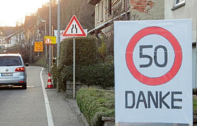 Die Anwohner an der Enzweihinger Straße in Riet führen seit vielen Jahren einen Kampf gegen die Raser. Jetzt machen sie mit Transparenten darauf aufmerksam, dass hier Tempo 50 gilt. Immerhin: Die Plakate fallen auf.  Foto: Arning